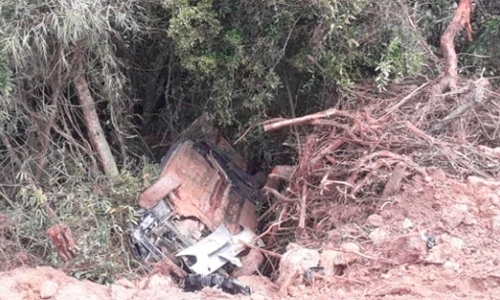 Carro escorrega em subida de morro, desliza e despenca em barranco