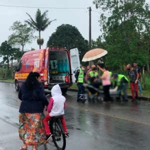 AGORA: Motociclista fica ferida após colidir contra animal em via pública