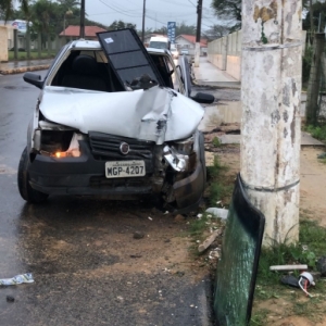 Veículo fica destruído após rodar em avenida e colidir contra poste