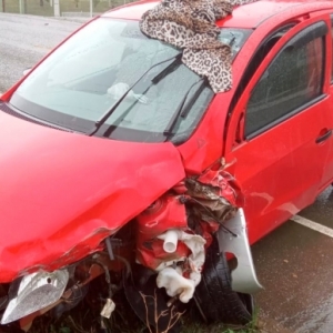 Carro sofre aquaplanagem em pista, cruza rodovia e colide contra caminhonete