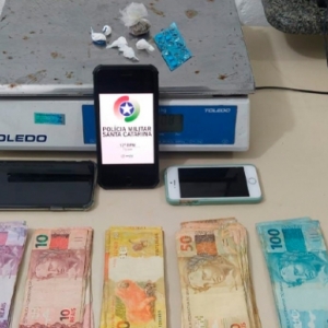 Traficante é preso em flagrante vendendo drogas em pátio de casa noturna