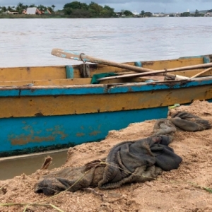 Pescador cai no mar após embarcação virar e é resgatado por moradores