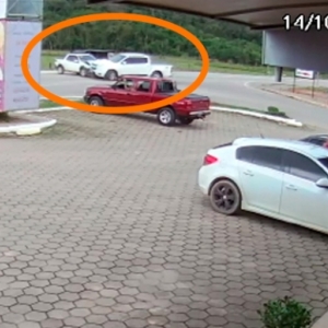 Caminhonetes colidem frontalmente na SC-410; vídeo mostra o momento do acidente