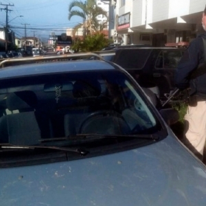 Dois homens são presos com veículo furtado há dois meses