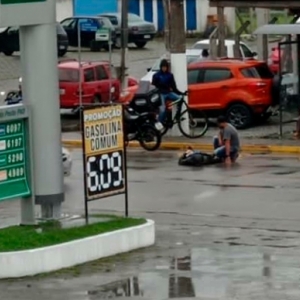 Homem fica ferido após moto colidir contra carro em avenida 