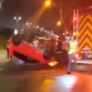 Colisão entre dois carros termina com automóvel capotado em via pública