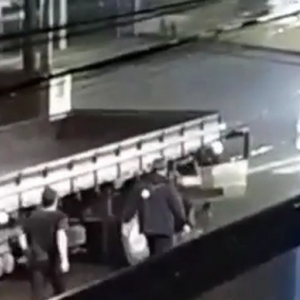 Criança fica ferida após carro colidir na traseira de caminhão durante a madrugada