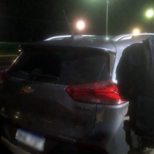 Perseguição em alta velocidade termina com homem abandonando carro e fugindo a pé