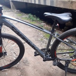 Bicicleta é encontrada escondida por cobertor em local conhecido pelo tráfico