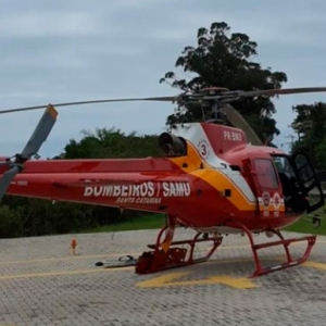 Motociclista é transferido de helicóptero após sofrer fraturas em acidente