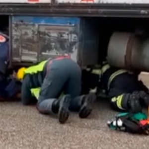Mulher tem braço amputado após ser atingida por caminhão baú 