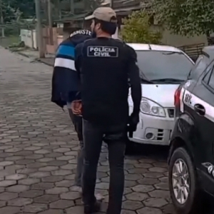 Operação policial cumpre mandados em residências de suspeitos de assaltos