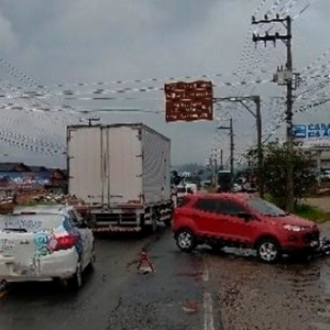 Motorista corta frente de motociclista e provoca acidente; vítima vai para o hospital