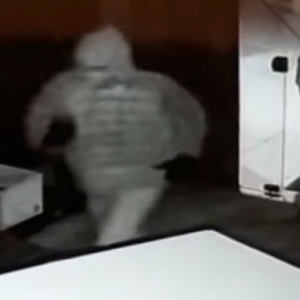 VÍDEO: Dupla é flagrada furtando fardos de cerveja em loja de bebidas