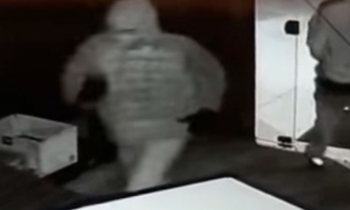 VÍDEO: Dupla é flagrada furtando fardos de cerveja em loja de bebidas
