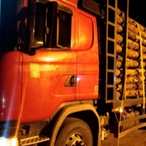 Jovem sofre ferimentos graves após colidir de moto na traseira de carreta