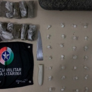 Mãe e filho adolescente são presos em flagrante por tráfico de drogas