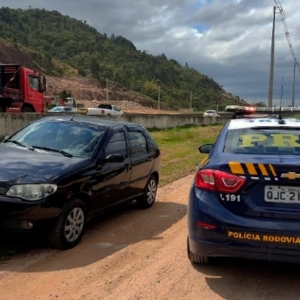 Veículo furtado é localizado abandonado na BR-101 em Tijucas