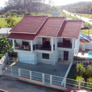 Área de festa, piscina e dois pavimentos amplos; conheça a casa dos seus sonhos