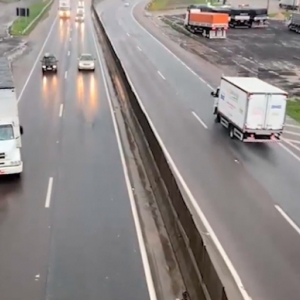 Moradores lutam para construção de viaduto que evitaria manobra perigosa na BR-101