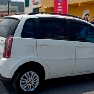 Colisão entre carro e moto em esquina deixa um motociclista ferido