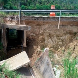 Erosão de área às margens de rodovia traz alerta para abertura de novas crateras