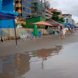 Após proibição das caixas de som, município deve proibir tendas em praias