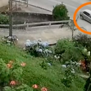 VÍDEO: Menino fica gravemente ferido após ser atropelado por carro