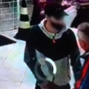 Assaltantes armados levam todo o dinheiro de lanchonete e fogem com moto da vítima