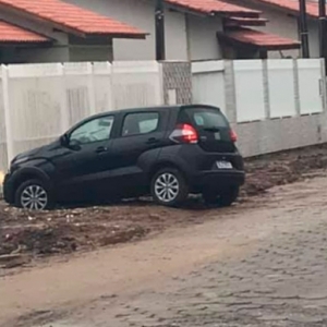 Com obras inacabadas em rua, moradores têm carros atolados na calçada
