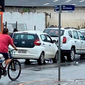 Engavetamento envolvendo três carros é registrado em avenida movimentada