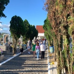 Milhares de pessoas prestam homenagem a entes queridos no feriado de finados