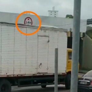 VÍDEO: Caminhão ignora limite de altura e quase fica preso em viaduto