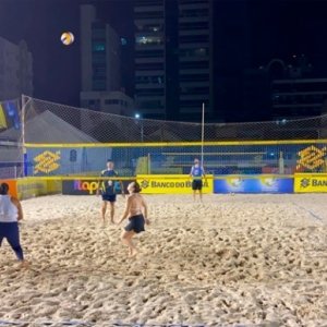 Abertura da Vila do Vôlei é agitada por centenas de pessoas e show ao vivo