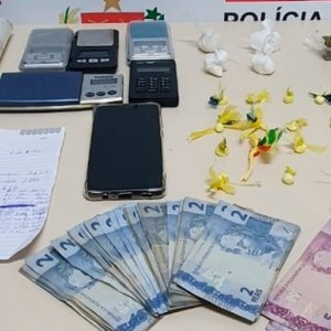 Mulher é presa por tráfico; anotações do crime e inscrições de facções são encontradas