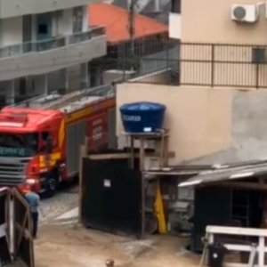 Colchão queima em quarto de apartamento e mobiliza equipes de bombeiros