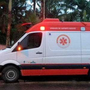 Homem sofre ferimentos graves após cair de cavalo sobre barras de ferro