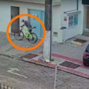 VÍDEO: Criminoso é flagrado furtando bicicleta em frente à loja de Tijucas