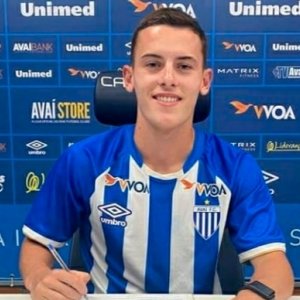 Jovem atleta de Tijucas assina contrato profissional com clube de futebol