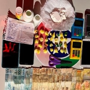 Casal é preso após mulher tentar esconder drogas embaixo da blusa