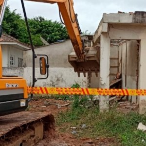 Laje de concreto desaba em obra e deixa dois funcionários feridos