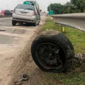 Colisão frontal provocada por condutor embriagado registra perda total de veículos