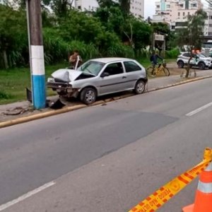 Duas pessoas sofrem traumatismo craniano após colisão de carro contra poste