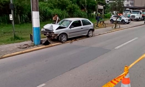 Duas pessoas sofrem traumatismo craniano após colisão de carro contra poste