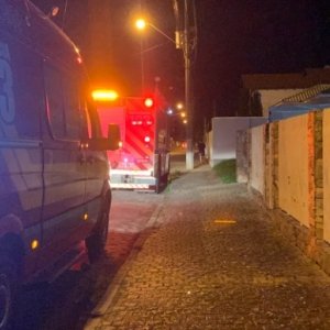 Chuveiro pega fogo após curto-circuito e assusta moradores de residência