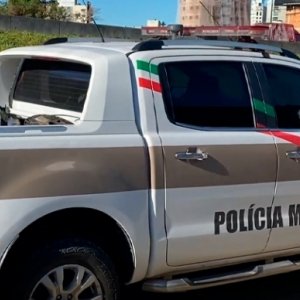Mulher é assaltada no meio da rua e tem celular levado por criminoso