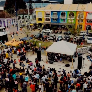 Projeto de música na rua movimenta a véspera do feriado na Região