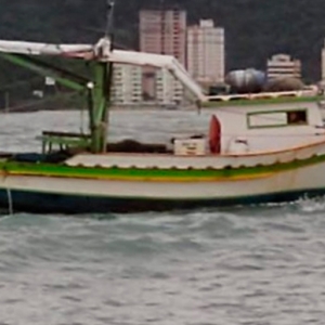 Homem cai de embarcação e desaparece, barco foi encontrado à deriva