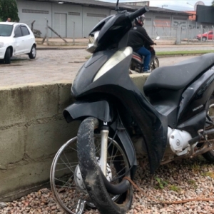 Colisão envolvendo carro e moto deixa uma mulher ferida