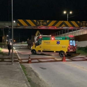 Acesso a bairro é bloqueado depois de caminhão derrubar placa